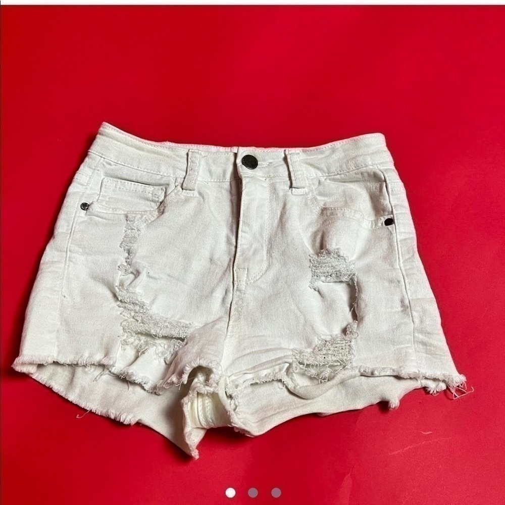 White denim mini shorts 🤍🤍